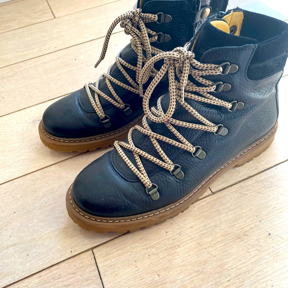 Angulus lace up boots. Leather. Worn in great condition.